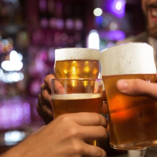jovens-brindando-com-cerveja-enquanto-esta-sentado-no-bar-juntos jovens-brindando-com-cerveja-enquanto-esta-sentado-no-bar-juntos